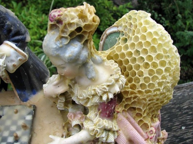 ผลงานประติมากรรมงานศิลปะจากผึ้ง เพื่อสื่อสารว่าผึ้งเป็นสิ่งมีชีวิตที่ละเอียดอ่อนและอ่อนโยน