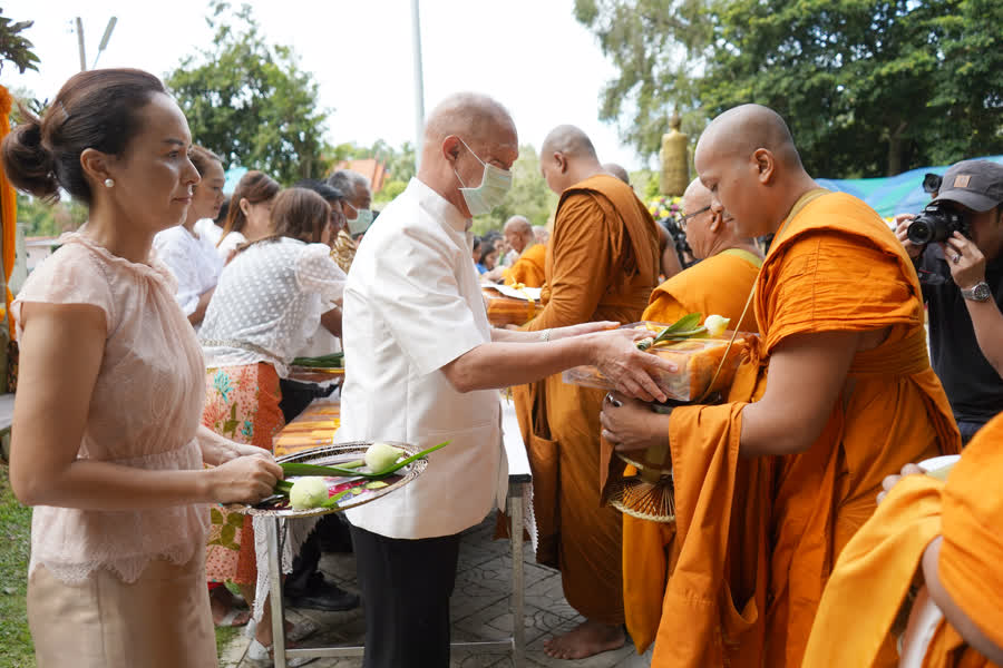 ชาวพุทธร่วมตักบาตรเทโว วันออกพรรษา สืบสานประเพณีชักพระ ที่วัดถ้ำยะลา