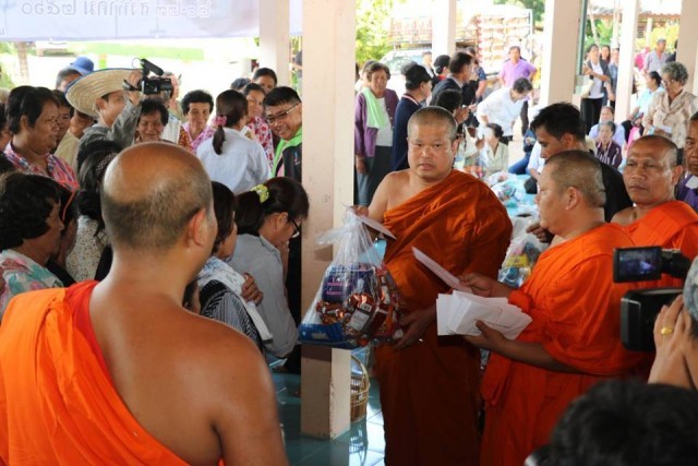 น้ำตาที่ยากจะเหือดแห้ง!!!ของชาวอีสาน พระเมธีธรรมาจารย์ ช่วยน้ำท่วม ระยะกลาง (ระยะที่ 2)