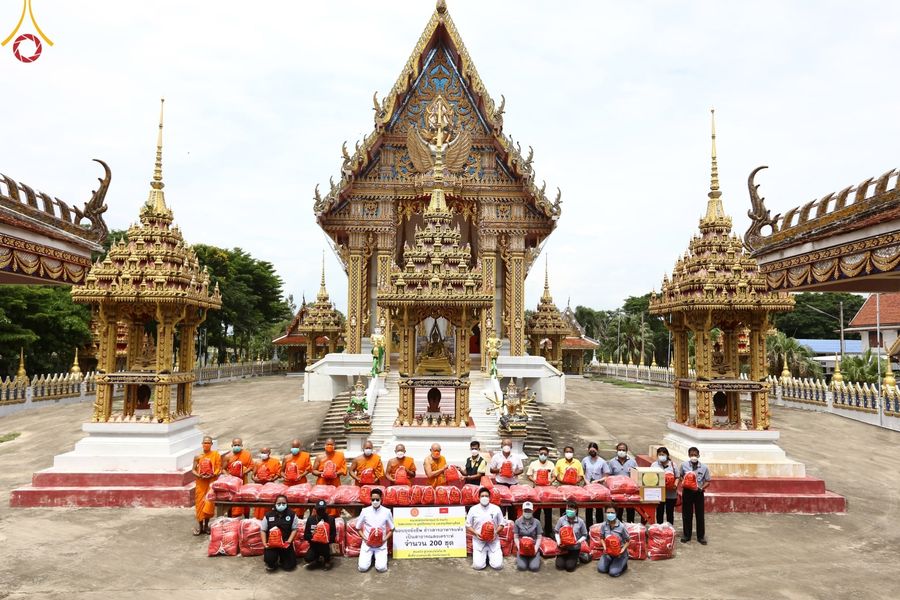 คณะสงฆ์ปทุม ร่วมกับวัดพระธรรมกายมอบถุงยังชีพช่วยผู้ติดเชื้อโควิด อ.หนองเสือ