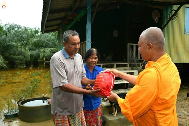 น้ำท่วมแพ้น้ำใจ เมื่อคนไทยไม่ทิ้งกัน ผู้ให้และผู้รับย่อมมีความสุข เมื่อเราได้ช่วยเหลือผู้ที่ลำบากกว่า...