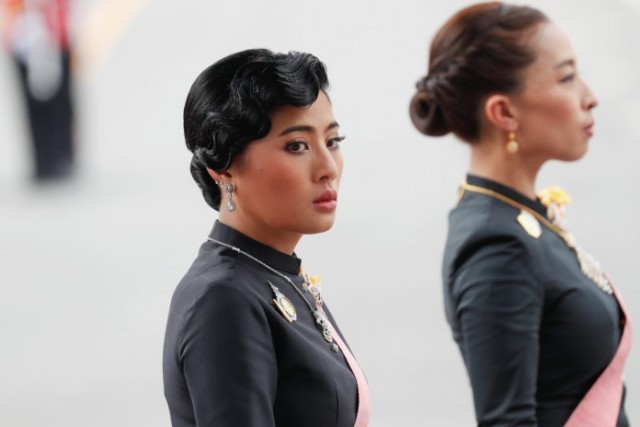 ประมวลพระรูป “พระเจ้าหลานเธอ” ทรงพระดำเนินตามพระบรมโกศ “ทูลกระหม่อมปู่”