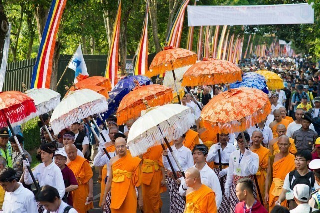 ชาวพุทธทั่วอินโดนีเซียร่วมฉลองวันวิสาขบูชา ณ พระเจดีย์บรมพุทโธ ประเทศอินโดนีเซีย