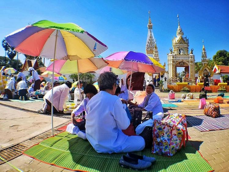 สาธุชนนับหมื่น ร่วมปฏิบัติธรรมบูชาพระธาตุพนม ส่งท้ายปี62