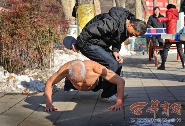 ชายจีนวัย 69 ปี ถอดเสื้อเล่นปิงปองทุกเช้าในหน้าหนาว