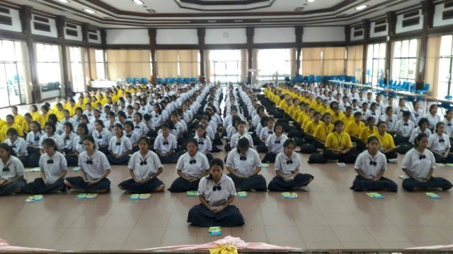 คณะกัลยาณมิตรจันทบุรีและคณะนักเรียนโรงเรียนศรียานุสรณ์ สวดธรรมจักร ถวายในหลวง