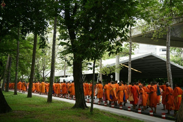 คณะพระภิกษุสงฆ์จาก 15 จังหวัดจำนวน 350 รูป เดินทางมอบกระเช้าดอกไม้เพื่อถวายกำลังใจแด่พระเทพญาณมหามุนี (ธัมมชโย) วัดพระธรรมกาย