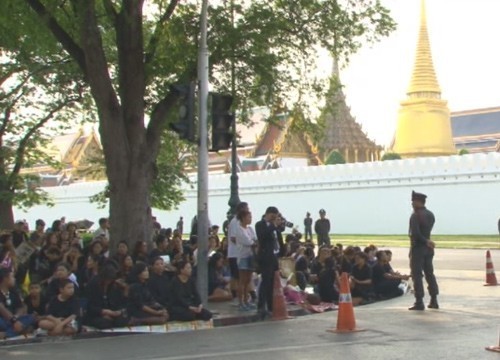 สื่อนอกทึ่ง!สื่อออนไลน์ไทยเป็นสีดำแสดงความรัก-อาลัยหลังพระเจ้าอยู่หัวในพระบรมโกศเสด็จสวรรคต
