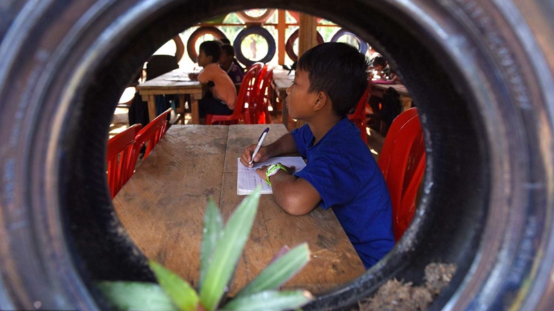 “The Coconut School” สร้างโรงเรียน-รับค่าเรียนด้วยขยะ ปลูกฝังให้เด็กรักสิ่งแวดล้อม