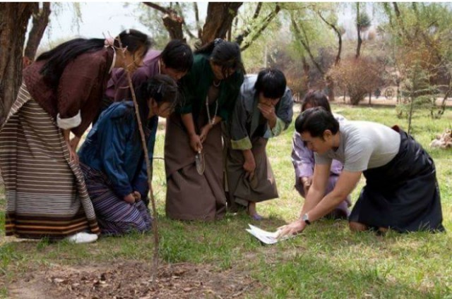ภาพพิสูจน์ว่ากษัตริย์จิกมีแห่งภูฏาน ทรงงานหนักเพื่อประชาชน โดยมีในหลวงรัชกาลที่ 9 เป็นแบบอย่าง