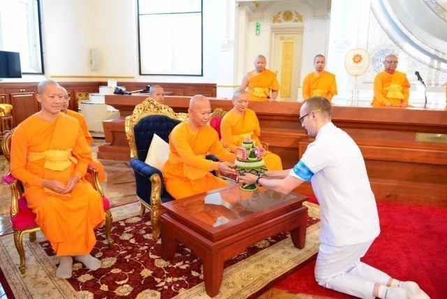 พิธีอัญเชิญองค์พระประธานเพื่อประดิษฐาน ณ อุโบสถ  วัดพุทธนิวคาสเซิล ประเทศอังกฤษ