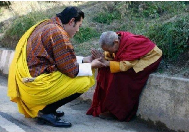 ภาพพิสูจน์ว่ากษัตริย์จิกมีแห่งภูฏาน ทรงงานหนักเพื่อประชาชน โดยมีในหลวงรัชกาลที่ 9 เป็นแบบอย่าง