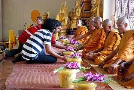 ทำไม? พระสงฆ์รับประเคนจตุปัจจัยไทยธรรมจากศรัทธาญาติโยม แล้วพระถูกกล่าวหาว่ารับของโจร ??