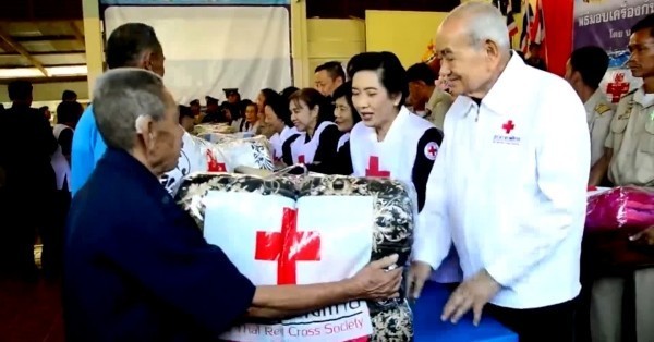 สมเด็จพระนางเจ้าสิริกิติ์ พระราชทานความช่วยเหลือประชาชนที่เดือดร้อนจากน้ำท่วมที่สกลนคร