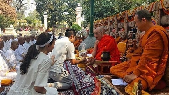 "ภูริ-แอน" พาลูกในท้องทำบุญไกล ทริปสงบที่เจดีย์พุทธคยาอินเดีย