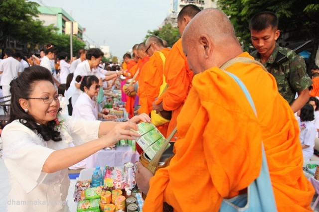 เชิญตักบาตรข้าวสารอาหารแห้ง เพื่อรวมน้ำใจไทยช่วยภัยน้ำท่วมภาคใต้ ตลอดเดือนมกราคม ปี2560