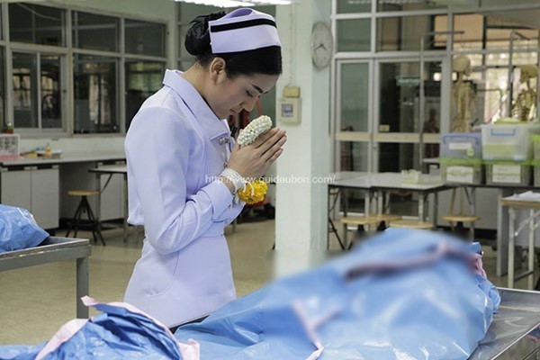 สุดซึ้ง ! บัณฑิตคณะพยาบาลศาสตร์ ม.อุบลฯ นำพวงมาลัยกราบร่างแม่