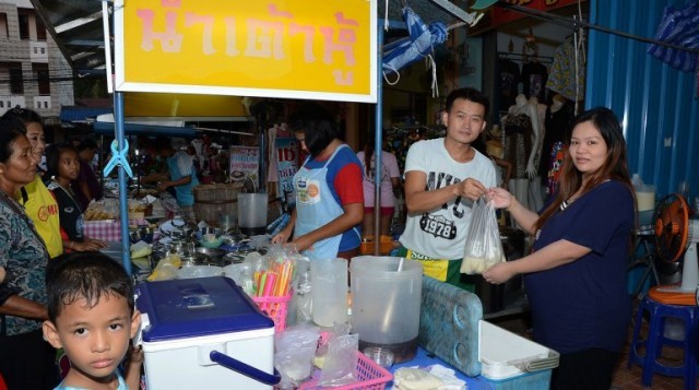พ่อค้าเมืองตรังใจดี แจกน้ำเต้าหู้ฟรีให้คนท้องวันละถุง