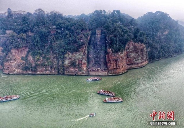 ชาวจีนแห่ไหว้พระพุทธรูปเล่อซาน