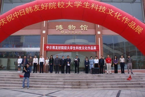 มหาวิทยาลัยจีนออกกฎเข้ม ห้ามคู่รักนักศึกษาแสดงความรักแม้แต่นิด แม้ช่วยถือกระเป๋า ในรั้วมหาวิทยาลัย