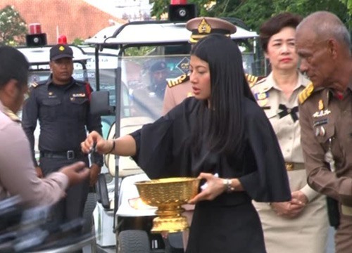 พระเจ้าหลานเธอ พระองค์เจ้าสิริวัณณวรีนารีรัตน์ เสด็จประทานผ้าถุงสีดำและอื่น ๆ กว่า 9,000 ชิ้น กับ ปชช.