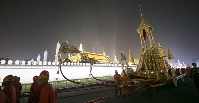 4 สื่อนอก เสนอข่าวชาวไทยร่วมงานพระบรมศพร.9 คับคั่ง พระเมรุมาศอลังการเหมือนสวรรค์