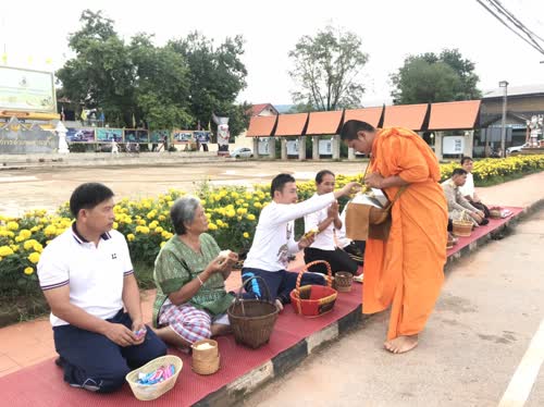 นายอำเภอด่านซ้าย และพุทธศาสนิกชน ร่วม"กิจกรรมตักบาตรทุกวันพุธ”