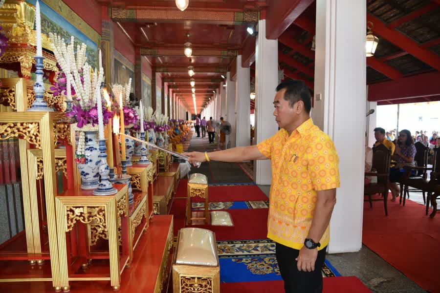 ชาวสุพรรณบุรี ร่วมพิธีห่มผ้าหลวงพ่อโต สืบทอดประเพณีโบราณ