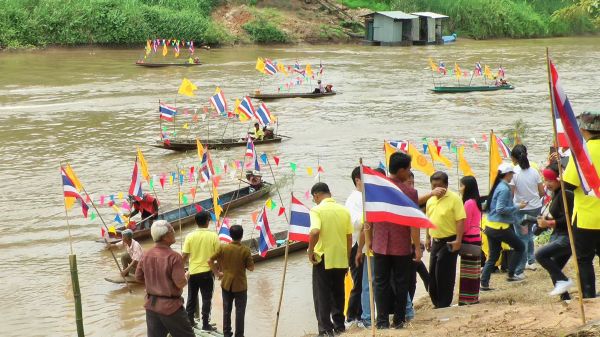 พิจิตรชาวบ้านสนุกสนานต้อนรับงานบุญเข้าพรรษาทอดผ้าป่าทางน้ำด้วยขบวนเรือ