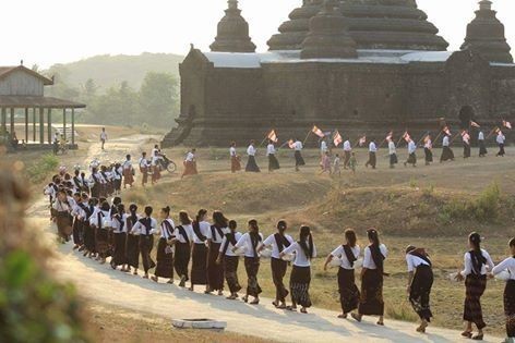 หนุ่ม สาวในมรัดอู พม่า เดินร่วมใจกันไป สรงน้ำพระตามเจดีย์ต่าง ๆ ในเทศกาลสงกรานต์