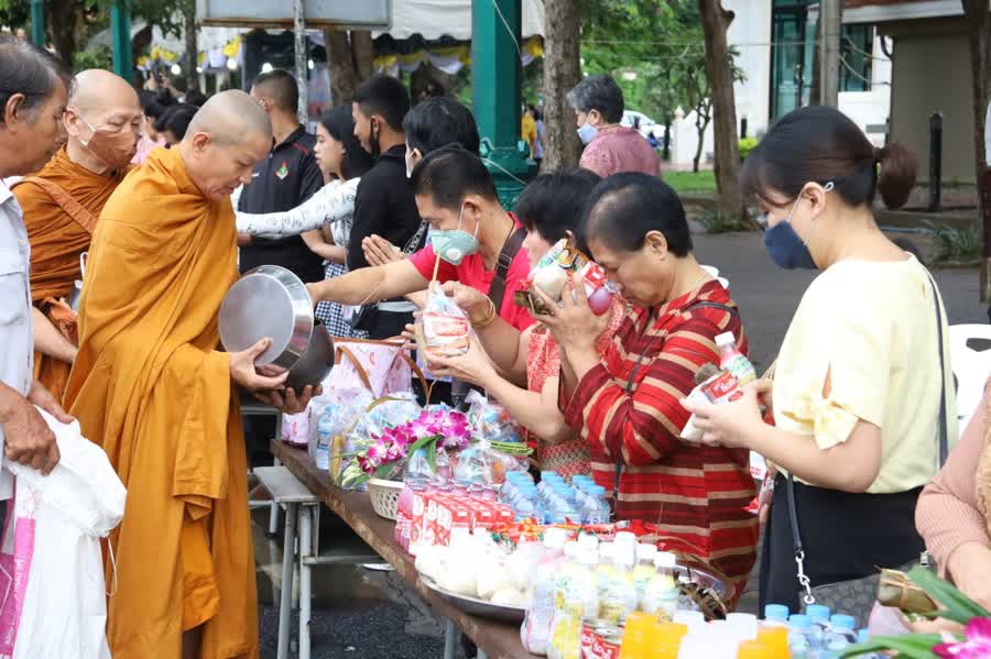 พ่อเมืองเพชรบุรี นำตักบาตรเทโวใส่ข้าวปัด เชื่อ “ข้าวปัดช่วยปัดเป่า”ปล่อยทุกข์ปล่อยโศก