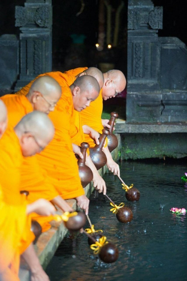 ชาวพุทธทั่วอินโดนีเซียร่วมฉลองวันวิสาขบูชา ณ พระเจดีย์บรมพุทโธ ประเทศอินโดนีเซีย