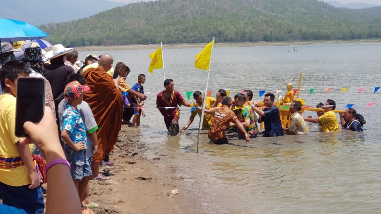 "พิธีหามพระดำน้ำ" ประเพณีเก่าแก่ของชาวเพชรบูรณ์