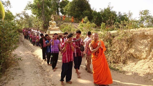 พลังชาวกะเหรี่ยง เดินข้ามดอยรับพระพุทธรูปมาแสดงความเป็นชาวพุทธ