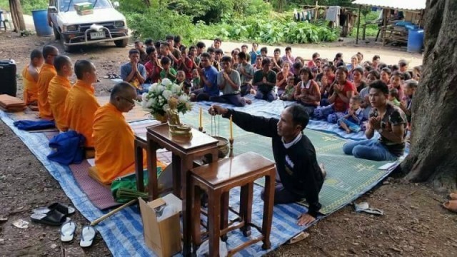 พุทธศาสนิกชนชาวเขากว่า 25 ครอบครัว เดินทางนิมนต์พระนำสวดมนต์-ปฏิบัติธรรมที่หมู่บ้าน