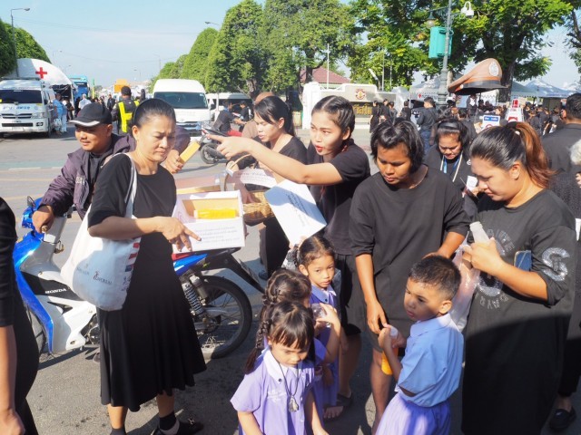 ทึ่ง! หนูน้อยเตรียมอนุบาล วัย 2 ขวบ แจกโบว์สีดำให้แก่ปชช.ที่มาสักการะพระบรมศพ