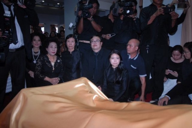 สมเด็จพระเจ้าอยู่หัว ทรงพระราชทานน้ำหลวงอาบศพ ชินกร ไกรลาศ (ดร.ชิน ฝ้ายเทศ) ศิลปินแห่งชาติ