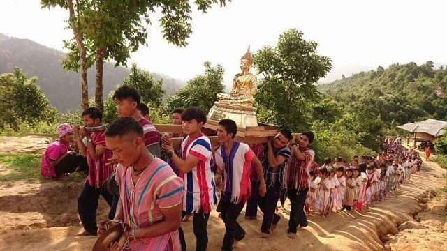 พลังชาวกะเหรี่ยง เดินข้ามดอยรับพระพุทธรูปมาแสดงความเป็นชาวพุทธ