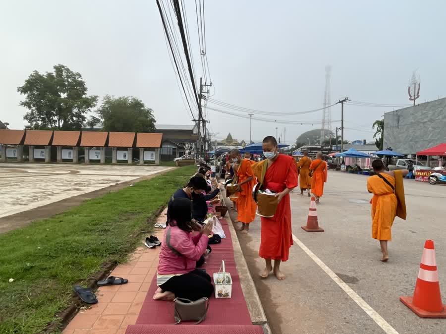 พุทธศาสนิกชนชาวจังหวัดเลย ร่วมทำบุญตักบาตรตามโครงการทำบุญตักบาตรทุกเช้าวันพุธ