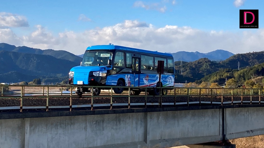 บริษัทรถไฟญี่ปุ่นเผยโฉมรถยนต์ 2 ระบบ วิ่งได้ทั้งบนถนนและบนรางรถไฟ