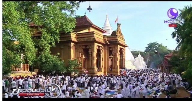 ชาวพุทธศรีลังกาพร้อมใจกันแต่งชุดขาวหลั่งไหลเข้าวัดฟังธรรมในเทศกาลวิสาขบูชา