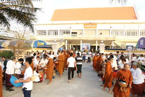ผบ.มทบ.28 ร่วมกับ จ.เลย ร่วมงานบุญประจำปี 2562 ตักบาตรพระภิกษุสงฆ์จำนวน 300 รูป