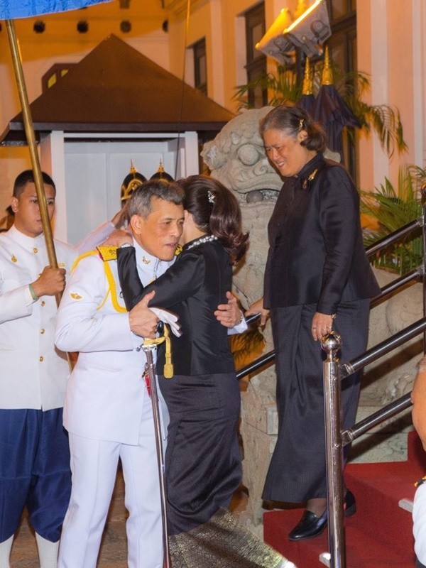 ปลื้ม ! ร.10 ทรงฉายพระรูปพร้อมพระเชษฐภคินี-พระขนิษฐา หน้าพระบรมโกศ