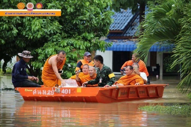 พระสงฆ์ก้าวข้ามเสียงวิจารณ์...ช่วยโยมจมน้ำท่วมเต็มตัว ขอเสียงสาธุการ!!!!