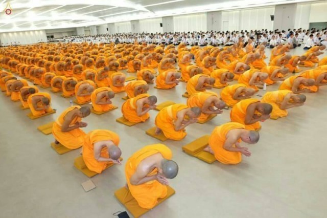 พระภิกษุวัดพระธรรมกาย ทำสามีจิกรรม (ทำวัตรพระเถระ) ต่อหลวงพ่อทัตตชีโว เนื่องในฤดูเข้าพรรษา