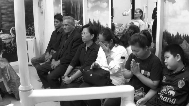 หมอฟันหัวใจลูกทุ่ง แต่งเพลงร้องถวายในหลวง ร.๙ พร้อมถอนฟันฟรี (ชมคลิป)