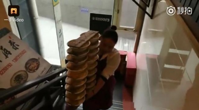 ขั้นเทพ!! สาวเสิร์ฟยกชามก๋วยเตี๋ยวขึ้นลงบันไดได้ถึงครั้งละ  16-20  ชาม