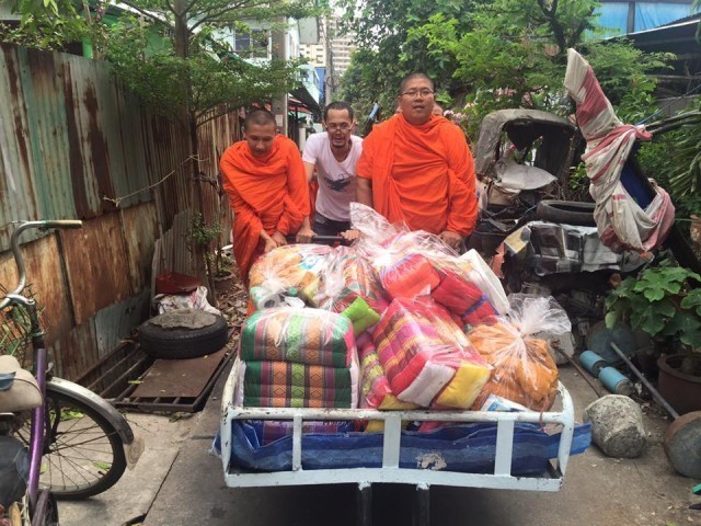 ซึ้งใจ!! ชาวบ้านขอบคุณเจ้าอาวาสสั่ง พระลูกวัดเร่งช่วยผู้ประสบอัคคีภัย
