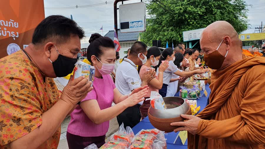 พุทธศาสนิกชนชาวชุมแพ กว่า 1,000 คน นำข้าวสาร อาหารแห้ง มาร่วมทำบุญตักบาตรเทโวโรหนะ