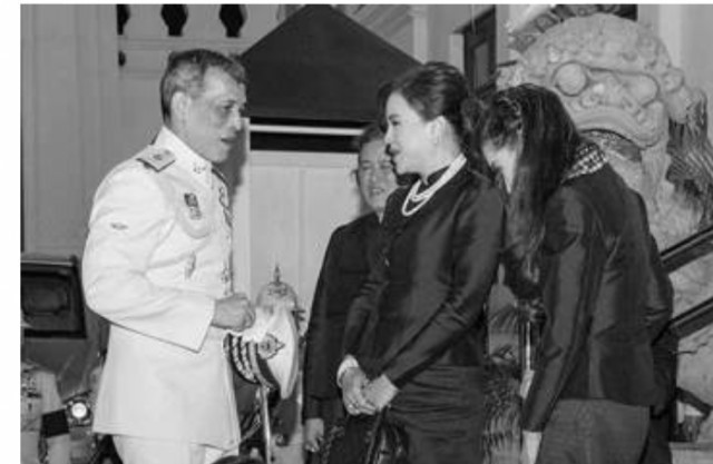 รอยัลเวิล์ดเผยภาพพระบรมวงศานุวงศ์ 4 พระองค์พร้อมหน้า พระราชพิธีพระบรมศพ พระเจ้าอยู่หัวในพระบรมโกศ